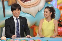 「笑神様は突然に…」MCの内村光良とゲストの中村アン（左から）。(c)日本テレビ
