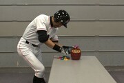 ニッチロー'の動画「イチローのモノマネをしながらジェンガをやってみた」のワンシーン。(c)TBS