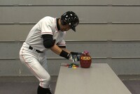 ニッチロー'の動画「イチローのモノマネをしながらジェンガをやってみた」のワンシーン。(c)TBS