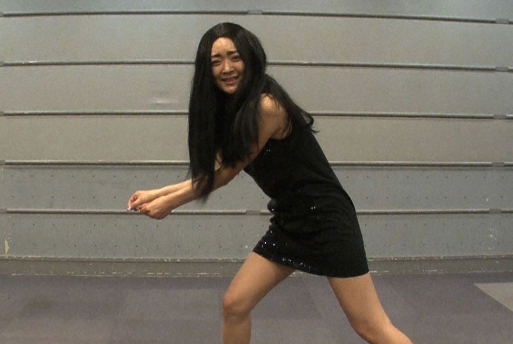みかんの動画「仲間由紀恵のモノマネをしながらクールポコをしてみた」のワンシーン。(c)TBS