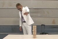 じゅんいちダビットソンの動画「本田圭佑のモノマネをしながらジェンガをしてみた」のワンシーン。(c)TBS