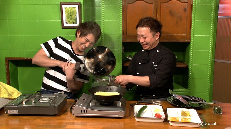 「うるおい食堂」に出演する（左から）ハイキングウォーキング松田、林卓。