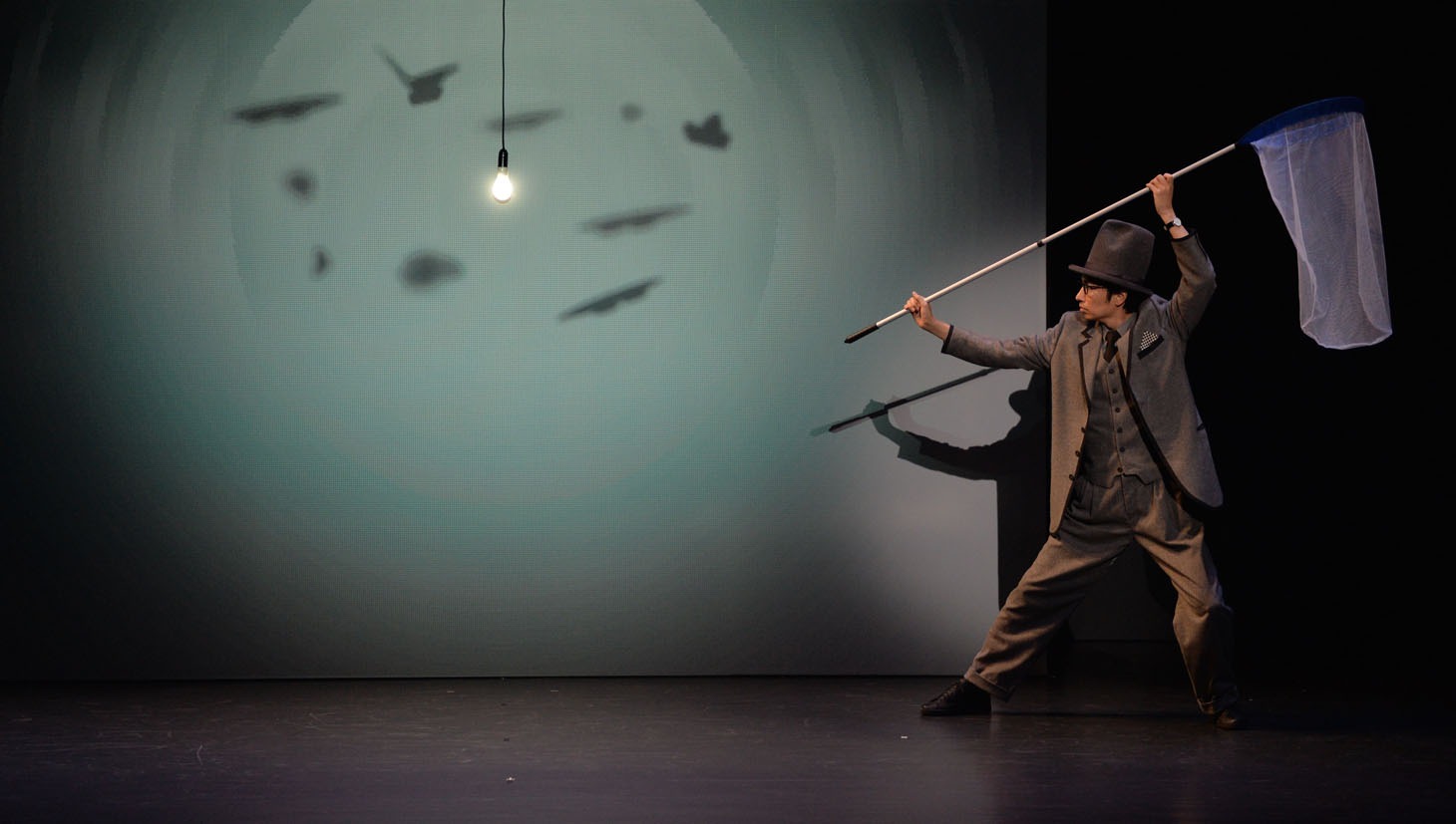 「KENTARO KOBAYASHI SOLO PERFORMANCE『ポツネン氏の奇妙で平凡な日々』」のワンシーン。