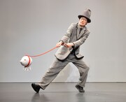 「KENTARO KOBAYASHI SOLO PERFORMANCE『ポツネン氏の奇妙で平凡な日々』」のワンシーン。