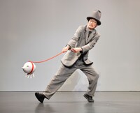 「KENTARO KOBAYASHI SOLO PERFORMANCE『ポツネン氏の奇妙で平凡な日々』」のワンシーン。