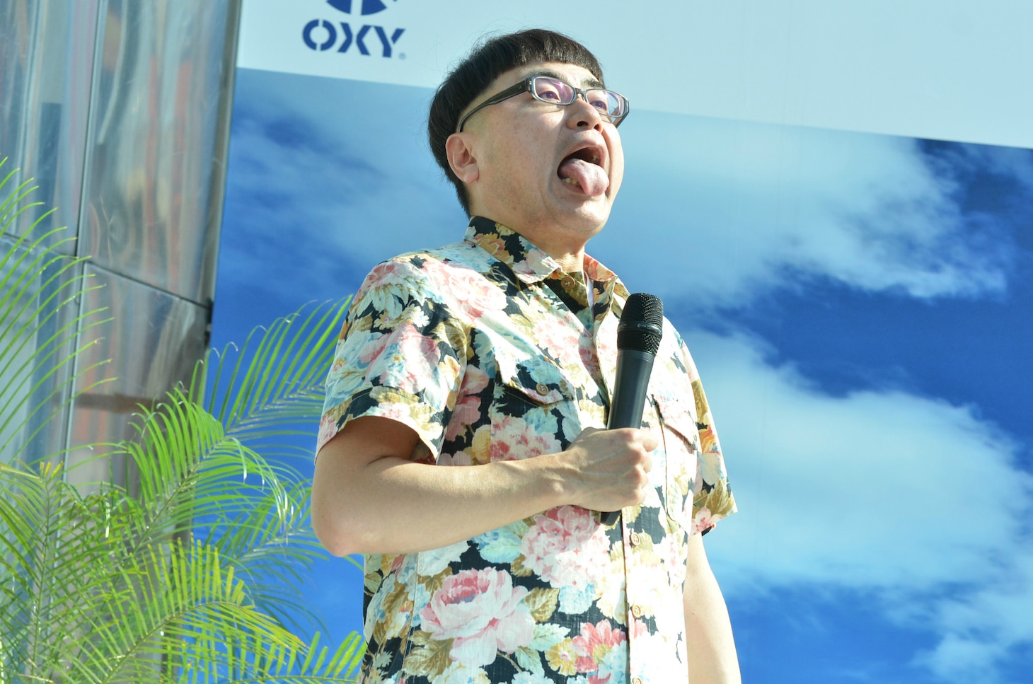 高速ベロを披露するイジリー岡田。