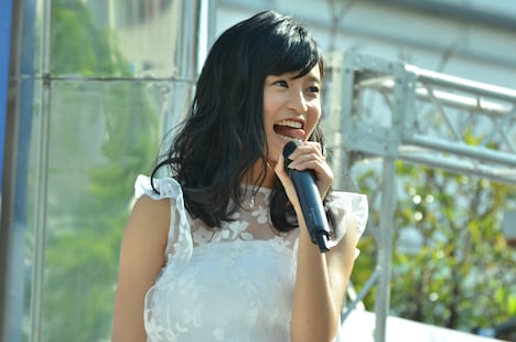 横方向の高速ベロ、通称「横ベロ」を披露する小島瑠璃子。