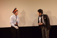 コント「渋谷駅前」のワンシーン。