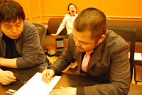 歌詞を考える長谷川（手前右）と、やることが無い佐藤（奥）。