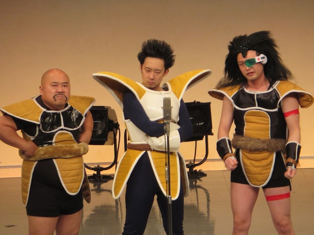 R藤本の第2回単独ライブ「オレが自動的に宇宙で最強の男になる」に出演したR藤本（中央）と、ぴっかり高木（左）、海山昆布（右）。それぞれ「ドラゴンボール」のベジータ、ナッパ、ラディッツに扮している。
