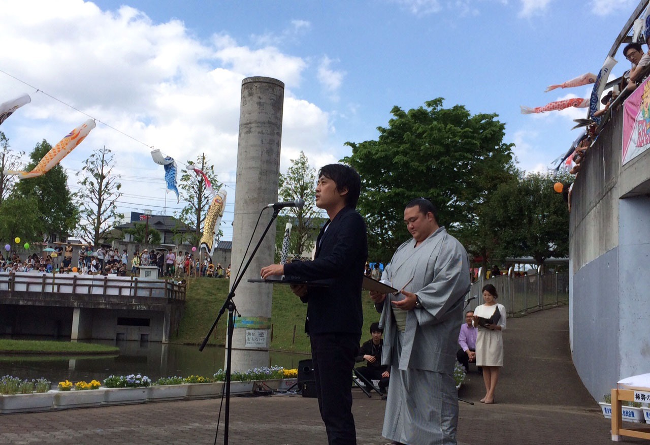 意気込みを語る村上（手前）。