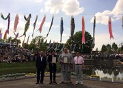 鯉のぼりと観客をバックにしてのフォトセッションも行われた。