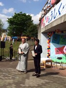 牛久市観光大使に任命された稀勢の里（左）とフルーツポンチ村上（右）。