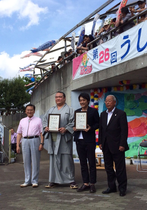 牛久市観光大使任命式に出席した稀勢の里関（左から2人目）とフルーツポンチ村上（左から3人目）。