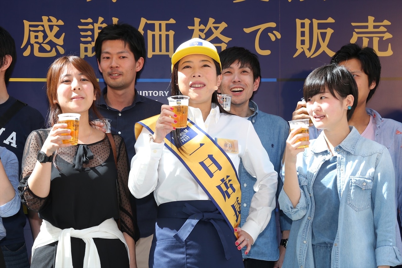 椿鬼奴のプレモル1日店長実現、来場客にビール手渡し