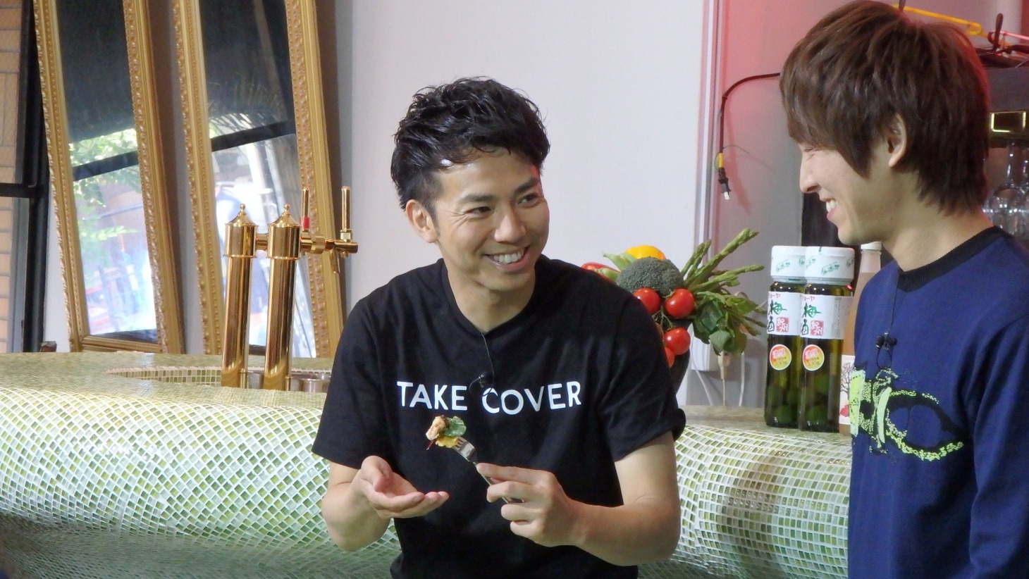 （左から）ピース綾部、ハイキングウォーキング松田。(c)テレビ朝日