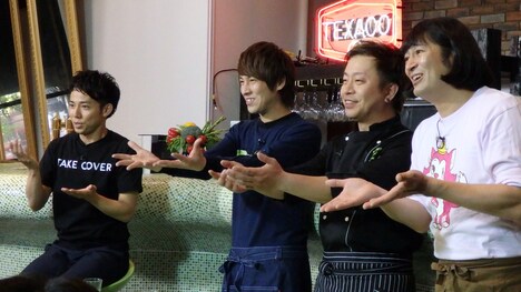 （左から）ピース綾部、ハイキングウォーキング松田、林卓氏、ハイキングウォーキングQ太郎。(c)テレビ朝日