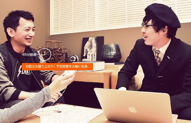 グッズデザインを考えるグランジ遠山（右）。