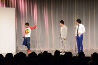 和牛の単独ライブを手伝ったバイク川崎バイク（左端）。