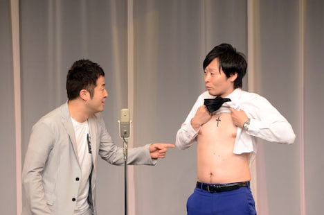 大きめのクロスを身につけていた川西（右）。