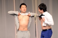 小さめのクロスを身につけていた水田（左）。