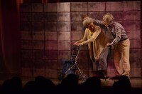 コント「ある日の午後」のワンシーン。