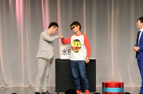 「元料理人だけに！ ザクザク！」と息ぴったりの和牛・水田（左）とBKB（中央）。