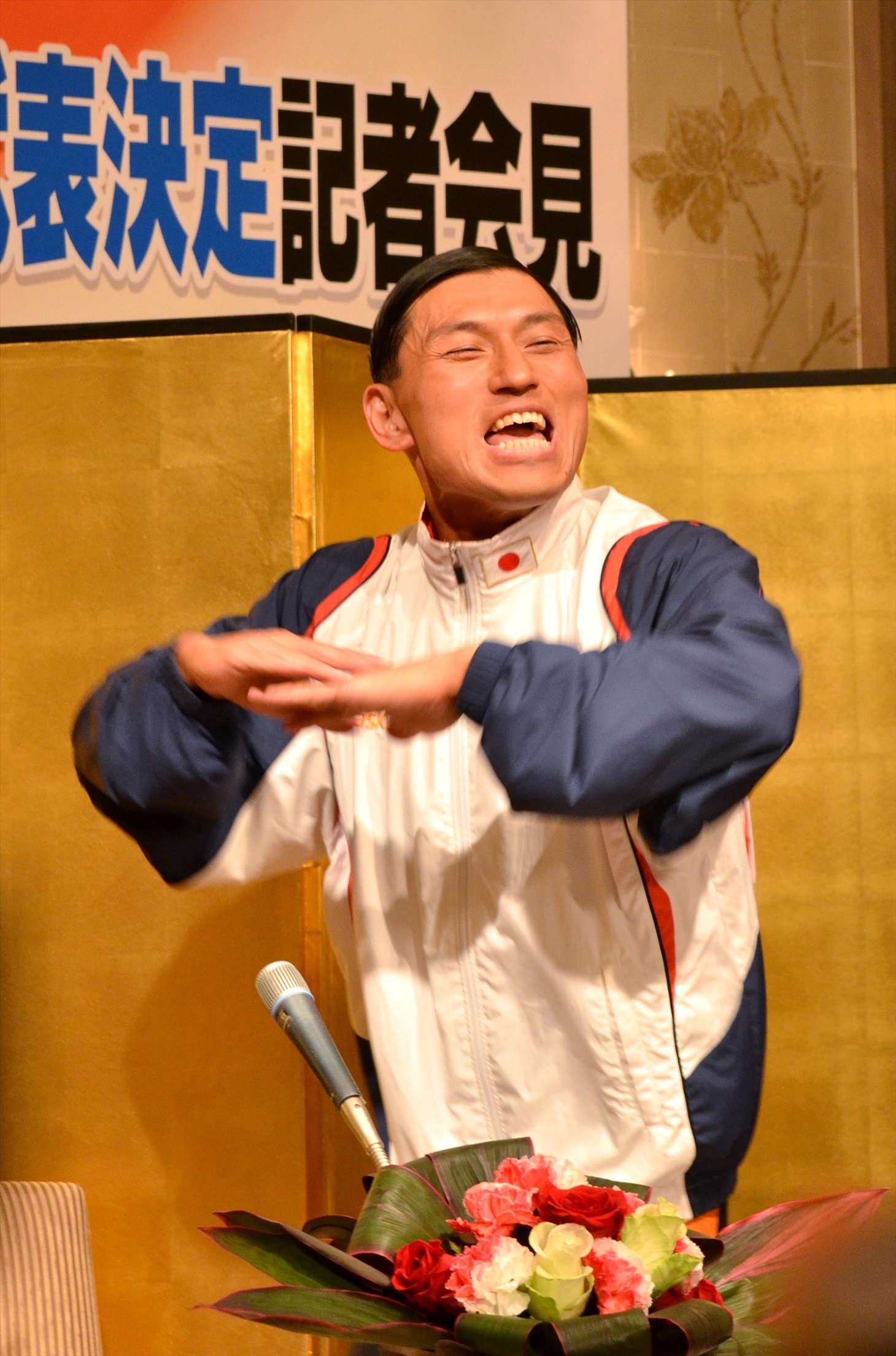 カスカスダンスを「フィン、フィンフィン」の文言を繰り返して披露するオードリー春日。