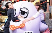 ゆるキャラ「こぶしまる」を困らせる有吉弘行（左）。(c)日本テレビ
