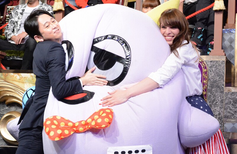 ゆるキャラ「こぶしまる」を困らせる有吉弘行（左）。(c)日本テレビ