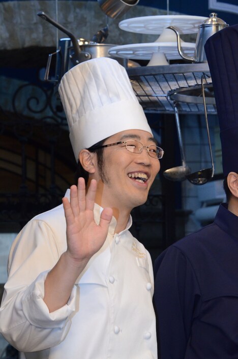 浅井和也役を演じるドランクドラゴン鈴木。