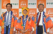 左から、中村時広愛媛県知事、友近、大塚岩男伊予銀行頭取。