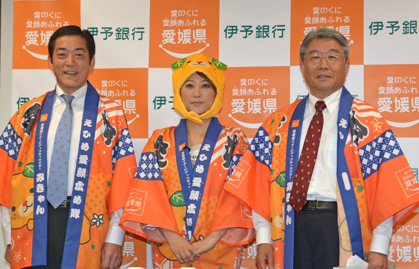 左から、中村時広愛媛県知事、友近、大塚岩男伊予銀行頭取。