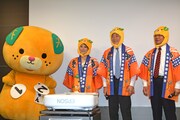 愛媛県のイメージアップキャラクター「みきゃん」のかぶり物をする友近ら。