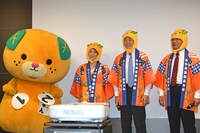 愛媛県のイメージアップキャラクター「みきゃん」のかぶり物をする友近ら。