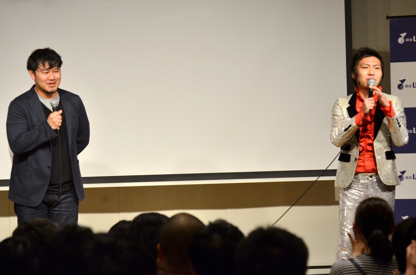 上杉周大（右）と、STVの岸ディレクター（左）。