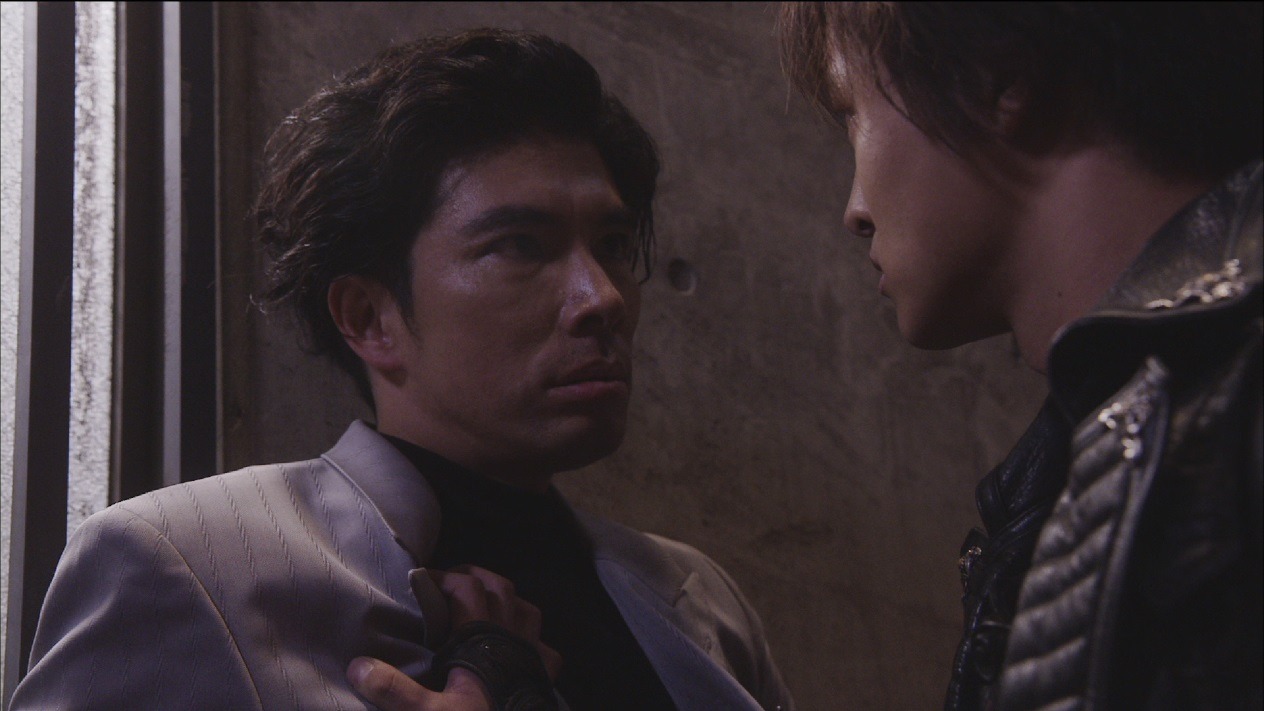 「牙狼〈GARO〉-GOLD STORM-翔」に出演する片桐仁（左）。(c)2015 雨宮慶太／東北新社