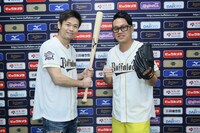 （左から）品川ヒロシ監督、宮川大輔。