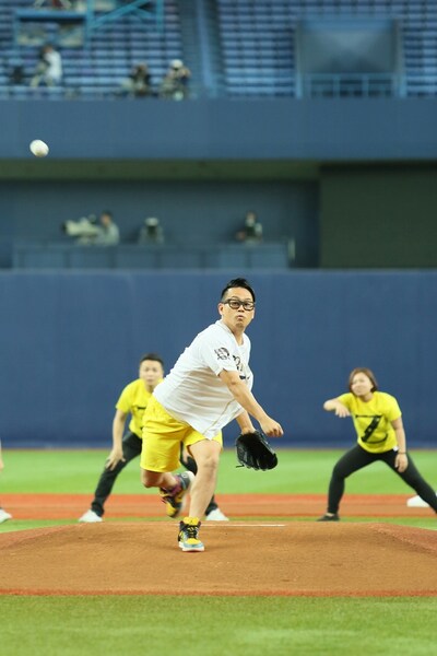 映画「Zアイランド」公開記念のファーストピッチ（始球式）イベントで投球する宮川大輔。