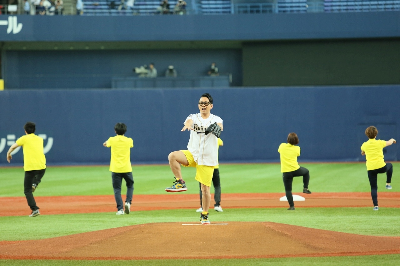 映画「Zアイランド」の「ヤバイヤバイ体操」を躍る宮川大輔（中央）ら。