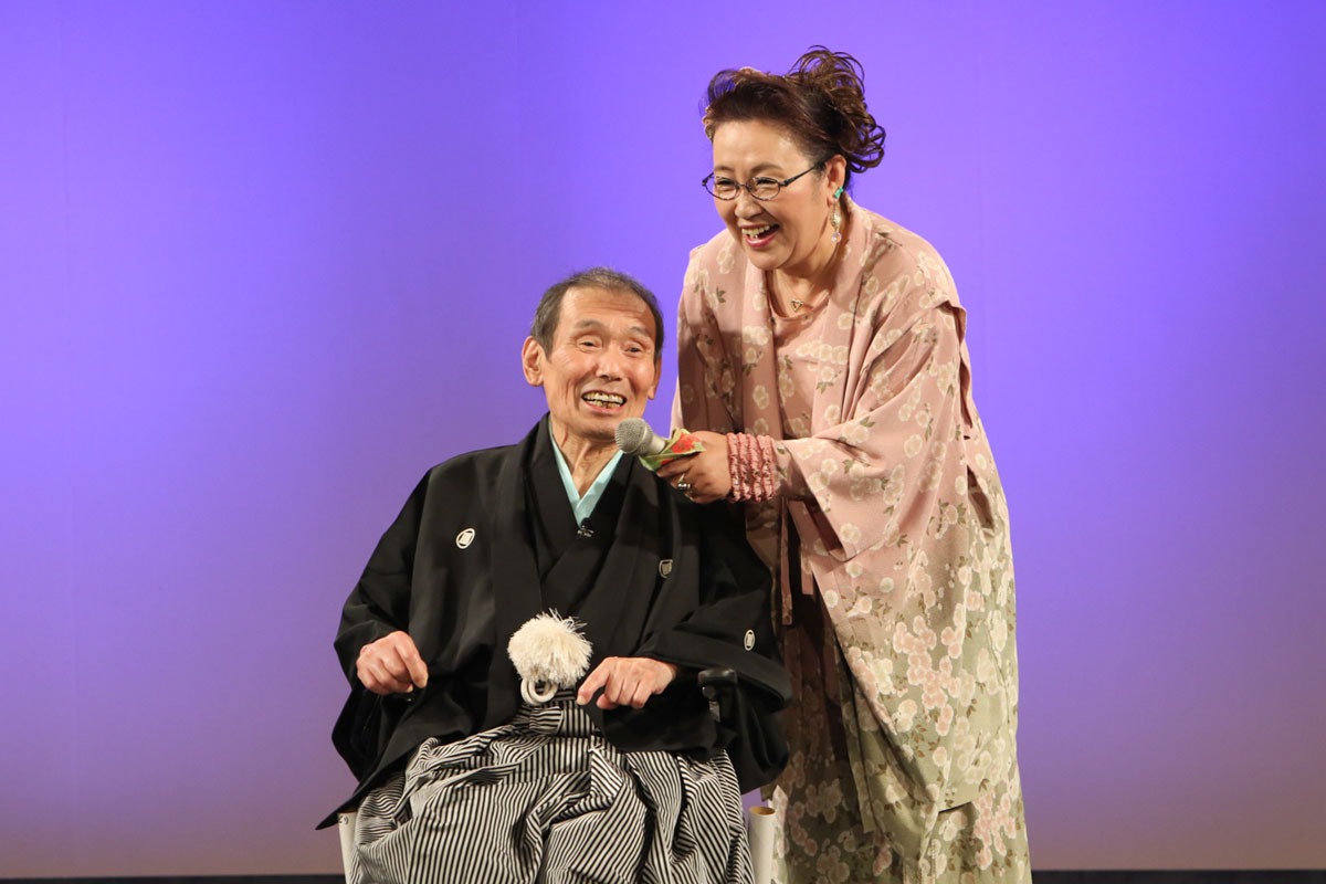 会見に登場したチャンバラトリオ山根、宮川花子（左から）。