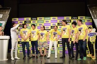 イライラ先進国の住民として登場した芸人たちは、井上の顔がプリントされたTシャツを着用。