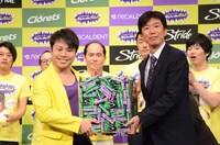 ガムボックスを受け取ったNON STYLE井上（左）。