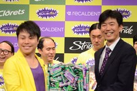 フォトセッション中、恐ろしい表情を浮かべていたグランジ五明（後列左から3人目）。