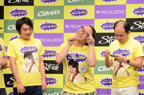 ガムを噛んでイライラを吹き飛ばしたトレンディエンジェルたかし（中央）。