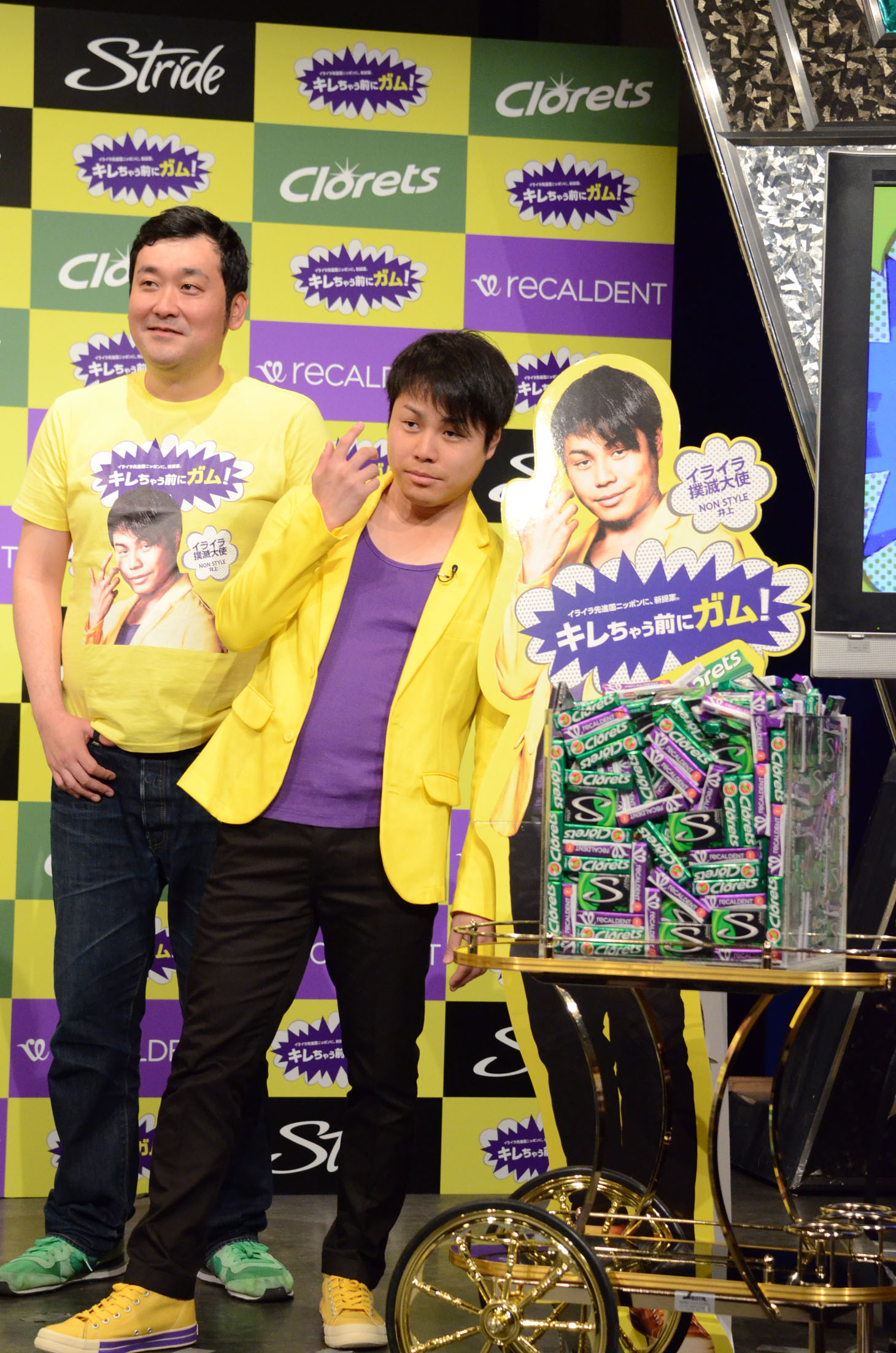 等身大パネルと並ぶ井上。