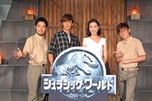 映画「ジュラシック・ワールド」のイベントに登場したオリエンタルラジオ中田、玉木宏、木村佳乃、オリエンタルラジオ藤森（左から）。