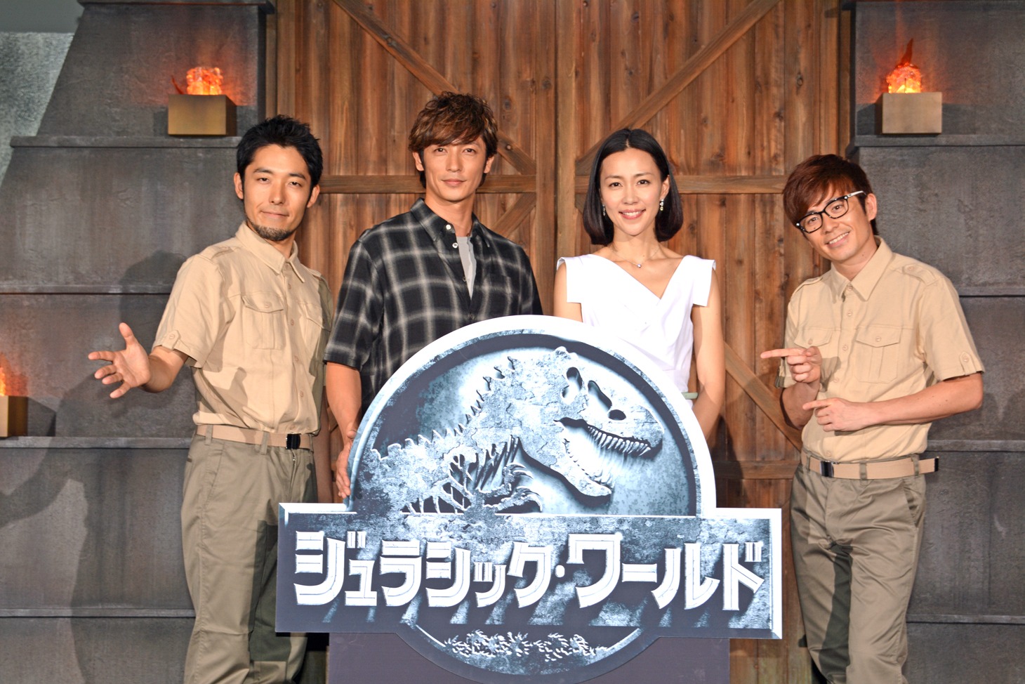 映画「ジュラシック・ワールド」のイベントに登場したオリエンタルラジオ中田、玉木宏、木村佳乃、オリエンタルラジオ藤森（左から）。