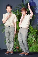 映画「ジュラシック・ワールド」のイベントにパークスタッフの衣装で登場したオリエンタルラジオ。