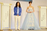 自作の「シンデレラ川柳」として「きみ宛に 指紋認証 付きの靴」という句を披露したピース又吉（左）と、大和悠河。